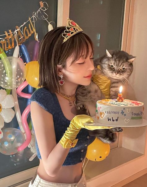 Birthday Pose Reference, Photo With Cake, Birthday Pose, Cute Birthday Pictures, 사진 촬영 포즈, Fairy Birthday, Cute Selfies Poses, Birthday Pictures, Ideas For Instagram Photos