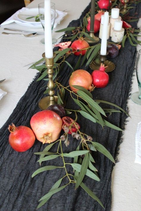 Table Garland Ideas, Fruit Centerpiece Ideas, Pomegranate Centerpiece, Candles Fruit, Fruit Centerpieces, Seasonal Fruit, Table Flag, Thanksgiving Table Settings, Wedding Table Decorations