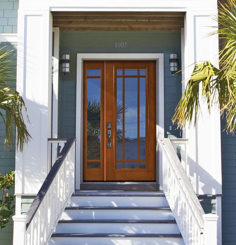 GlassCraft's premium fiberglass divided lite entry door. Great for beach houses, coastal homes, transitional and minimalist architecture. Door With One Sidelight, Front Doors With Glass, Exterior Doors With Sidelights, Exterior Door Frame, Fiberglass Front Doors, Entry Door With Sidelights, Traditional Front Doors, Fiberglass Exterior Doors, Best Front Doors