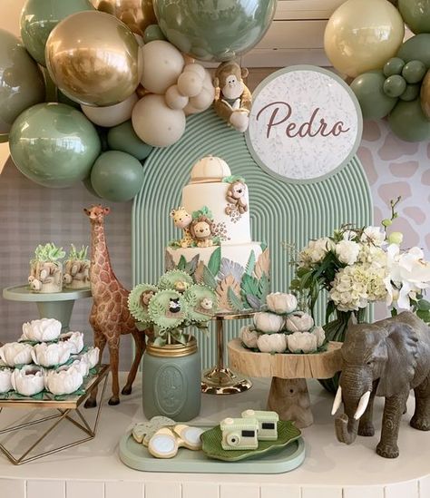 Looking to host a birthday celebration with a modern, minimalist style? Our DIY minimalist birthday decor ideas offer the perfect blend of elegance and simplicity... Minimalist Birthday Decor, Jungle Theme Baby Shower, Safari Baby Shower Boy, Furniture Color Schemes, Minimalist Birthday, Classy Baby Shower, Baby Shower Safari Theme, Wild Birthday Party, Baby Birthday Decorations