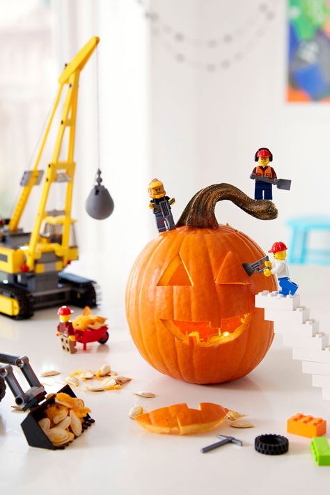 Use your favorite Lego building set to help "carve" your pumpkin this year! Let your kids help build while you cut the pumpkin Lego Staircase, Lego Pumpkin Carving, Halloween Wishlist, Lego Pumpkin, Diy Pumpkins Crafts, Parts Of A Pumpkin, Lego Halloween, Pumpkin Contest, Halloween Crafts For Toddlers