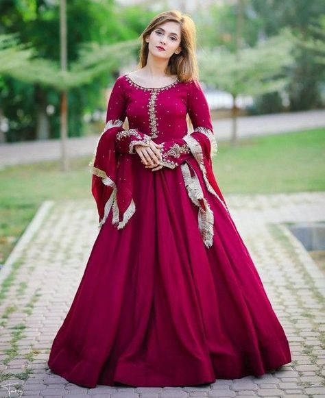 Dresses ideas Simple Mehndi Dresses, Stylish Frocks, Long Gown Design, Maxi Dress Designs, Chic Maxi Dresses, Womens Trendy Dresses, Polka Dot Maxi Dresses, Pakistani Fancy Dresses, Dress Design Patterns