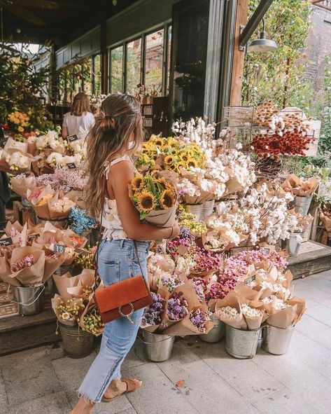 Girl at Flower Market #flowermarket #florals #flowers 여름 스타일, Foto Tips, Foto Poses, Spring Aesthetic, Foto Inspiration, Fotografi Potret, Flower Market, Flower Child, Instagram Foto