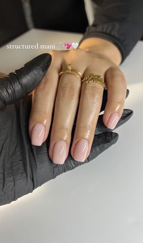 Neutral But Cute Nails, Nail Inspo Gel Overlay, Biab Nails Classy, Gel Manicure Classy, Classic Nail Inspiration, Trendy Nails Classy Short, Round Nails Vs Square Nails, Nails And Jewelry, Engagement Nails Dip