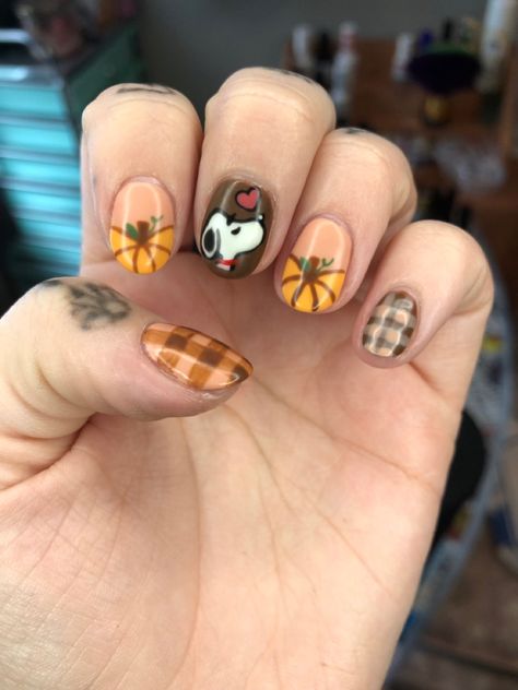 #nails #nailart #fall #snoopy #fallnails #gelnails Halloween Nails Snoopy, Charlie Brown Nail Art, Snoopy Fall Nail Art, Thanksgiving Nail Inspiration, Snoopy Nail Art Designs, Fall Cartoon Nails, Snoopy Nails Thanksgiving, Thanksgiving Nails Fall Gel, Fall Retro Nails