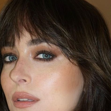 The Zoe Report on Instagram: "No afternoon coffee necessary, Dakota Johnson's "latte makeup" is doing the trick. Head to the link in our bio for everything you need to know about the latest viral beauty trend, and learn how to recreate Johnson's sultry look. ⁠ ⁠ 📷: @valeriaferreiramakeup" Dakota Johnson No Makeup, Coffee Makeup Look, Cappuccino Makeup, Brown Natural Makeup, Dakota Johnson Makeup, Afternoon Makeup, Natural Makeup Aesthetic, Latte Makeup Look, Espresso Makeup