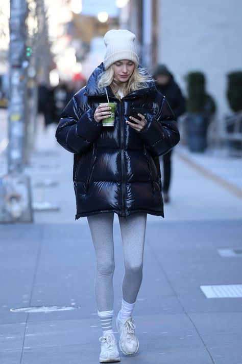 Style Black Puffer Jacket, Elsa Hosk Street Style, Elsa Hosk Outfits, Moncler Jacket Women, Elsa Hosk Style, Street Style Black, Estilo Hailey Baldwin, Oversized Puffer Jacket, Mode Pop