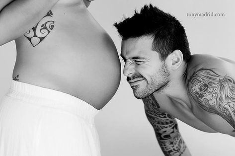 Funny Couple Photoshoot, Funny Maternity Pictures, Home Maternity Photography, Studio Maternity Shoot, Maternity Picture Outfits, Maternity Photography Ideas, Maternity Studio Photoshoot, Pregnancy Announcement Photoshoot, Mom And