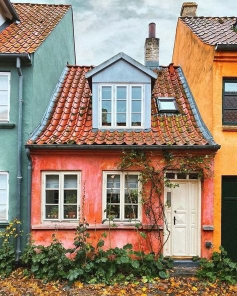 House Reference Photo, Colourful House Exterior, Urban Sketching Reference Photos, Urban Houses, Danish House, Cute Cottages, Black Houses, Decoration House, House Sketch