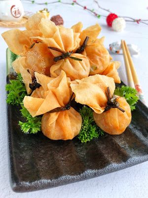 Crispy Money Bag 香脆黄金福袋. This dish symbolised wealth and prosperity as the dumpling looks like a purse filled with gold/ money. It's a prefect dish to serve during Chinese New Year. Other than festive season, this dish also make a great starter, side dish or finger food. So delish! Money Bags Recipe, Money Bag Recipe, Chinese Starters Appetizers, Chinese Finger Food, Cny Dishes Chinese, Chinese New Year Food Ideas, Chinese Spoon Appetizers, Money Bag Dumpling, Lunar New Year Dumplings