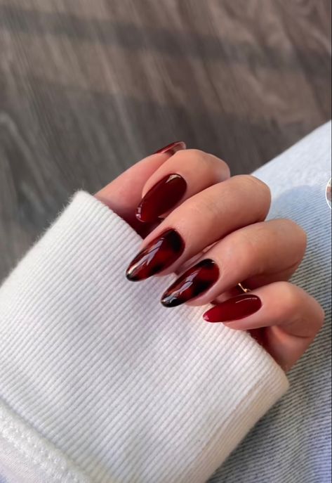 Tortoiseshell nails for fall and winter Maroon Tortoise Nails, Dark Red Tortoise Shell Nails, Red Tortishell Nails, Black And Red Tortoise Shell Nails, Burgundy Tortoise Shell Nails, Tortoise Shell And Red Nails, Red And Black Leopard Nails, Red Tortoise Nails, Fall Winter Nail Ideas