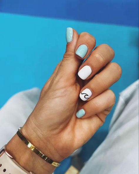 18 Cute and Adorable Short Summer Nails Beach Designs Beach Nails With Wave, Summer Nails Wave Design, Cute Beach Nails Square, Wave Design On Nails, Wave On Nails, Wave Nail Art Simple, Cute Nails For California, Wave Nails Design Simple, Summer Nails Vacation The Beach