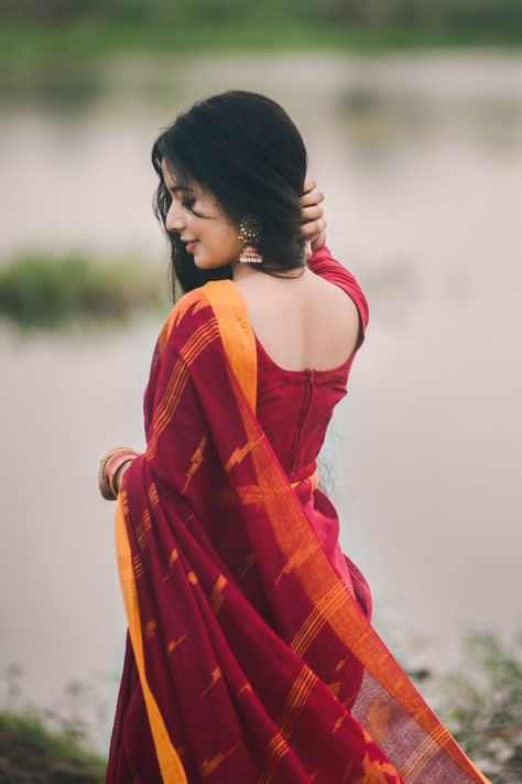 Girly Photography Poses, Photography Poses Outdoor, Female Portrait Poses, Poses Outdoor, Simple Saree Designs, Beautiful Casual Dresses, Saree Poses, Desi Fashion Casual, Girl Crush Fashion