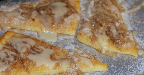 Cinnamon sugar pizza Cinnamon Sugar Pizza, Cinnamon Pizza, Recipe Crescent Rolls, Apple Desert, Crescent Roll Recipes Dessert, Fruit Pizza Sugar Cookie Recipe, Splenda Recipes, Pizza Sugar Cookie, Crescent Roll Pizza