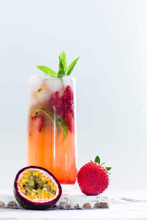 Hibiscus Mocktail, Virgin Cocktail Recipes, Cranberry Kombucha, Summer Mocktail Recipes, Non Alcoholic Sangria, Mint Julep Cocktail, Easy Mocktails, Pineapple Mojito, African Dessert