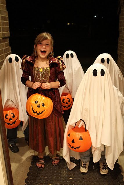 Create your own tricky trick-or treater.  Easy how-to for your own life-sized trick-or-treat ghost decorations. Safety Pin Crafts, Halloween Infantil, Ghost Diy, Sally Nightmare Before Christmas, Trick Or Treaters, Ghost Costume, Halloween Crafts Decorations, Ghost Decoration, Kids Candy