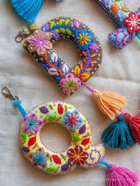 Personalized Keychain Hand Embroidered Letter Shape Keychain - Etsy Canada Key Chains Diy Handmade Felt, Felt Keychain Ideas, Felt Keychain, Scrap Fabric Crafts, Embroidered Letters, Handmade Keychains, Diy Party Favors, Cute Sewing Projects, Embroidery Alphabet