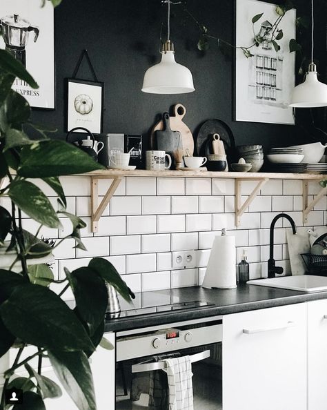 Hemma hos @margo.hupert.art Kitchen Island Storage, Black And White Kitchen, Kabinet Dapur, Modern Kitchen Island, Instagram Coffee, Best Kitchen Designs, Diy Kitchen Island, Kitchen Trends, Trendy Kitchen