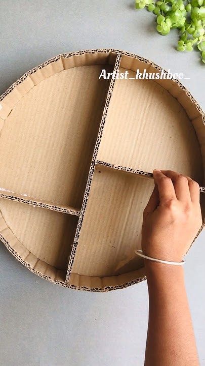 Cardboard Wall Shelf, Paper Wall Hanging Crafts, Wall Shelf Diy, Cardboard Wall, Craft From Waste Material, Diy Room Decor Videos, Diy Crafts Love, Shelf Diy, Diy Fabric Jewellery