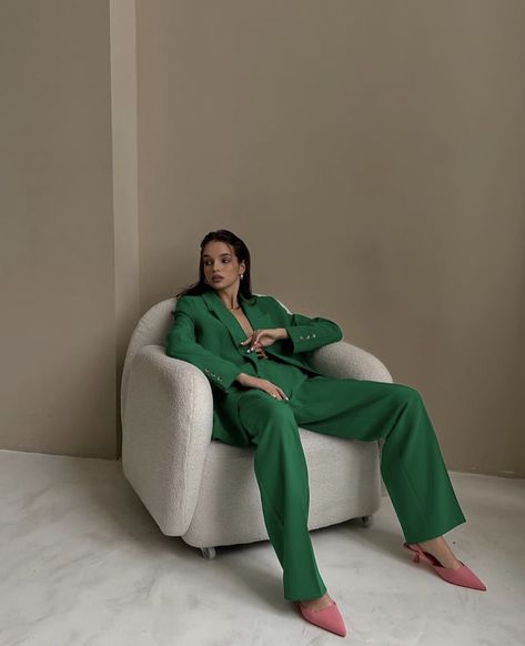 Women In Blazers Photoshoot, Green Outfit Photoshoot, Women In Suits Photoshoot, Suit Photoshoot Women, Outdoor Poses For Women, Green Suit Outfit, Blazer Photoshoot Women, Blazer Photoshoot, Vogue Poses