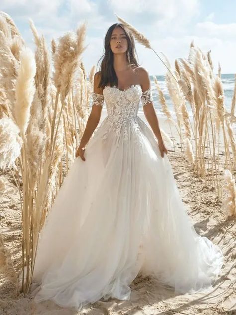 O Vestido de Noiva de Sasha e mais 12 Vestidos de Noiva Para Casamentos na Praia Beach Wedding Ideas Dresses, Pretty Wedding Dresses, Pretty Wedding, Wedding Pics, Beach Wedding Dress, Weeding, Future Wedding, Wedding Inspo, Beach Wedding