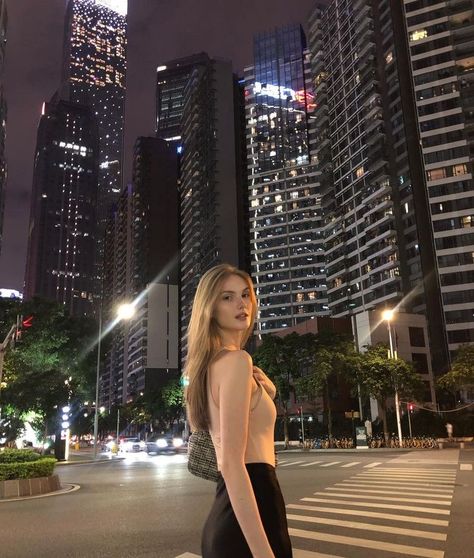 Night Pics Poses, Brickell Photoshoot, Night Out Pictures Instagram, Night Poses Instagram, City Night Photoshoot, New York City Pictures, Fotografi Iphone, Pakaian Feminin, 사진 촬영 포즈