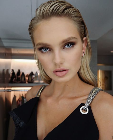 Romee Rome Strijd, Wet Look Hair, Makeup Chair, Editorial Hair, Romee Strijd, Slicked Back Hair, Hot Hair Styles, Penteado Cabelo Curto, Sleek Hairstyles