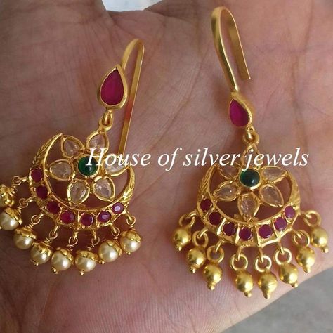 Small Chandbali Earrings Gold, Bugdi Earring Design, Jumka Gold Designs, Temple Jewellery Earrings, Antique Jewellery Designs, Gold Jewelry Simple Necklace, Gold Necklace Indian Bridal Jewelry, Indian Jewellery Design Earrings, Antique Jewelry Indian