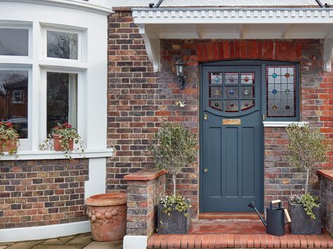 There’s something quintessentially English and charming about a 1930s front door and its architectural style. This type of property started to make an appearance during the building boom of the 20s and 30s when there was a demand for new homes in the suburbs of thriving large towns and cities. Because they’re rarely seen in city centres, many have large gardens and generously proportioned living spaces. Traditionally, they have three bedrooms and are either semi-detached or detached. 1930s Interior Design, 1930s House Exterior, 1930s Semi Detached House, 1930s Doors, Grey Front Doors, Victorian Front Doors, British Homes, 1930s House, Front Door Porch