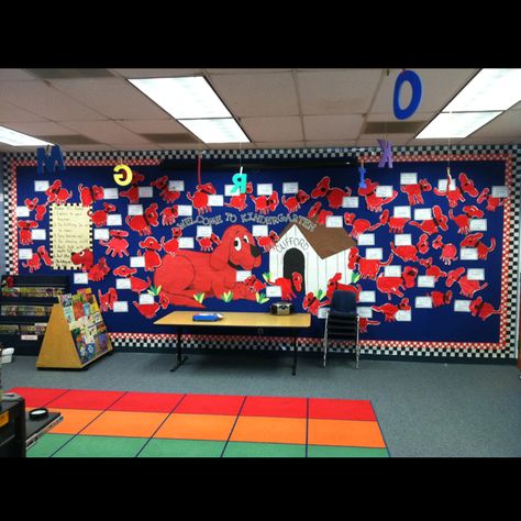 Life-sized  Clifford welcomes Kindergartners to their first week of school.  Later in the week students easel paint their own Clifford to add to the bulletin board. Kindergarten Bulletin Boards, Preschool Bulletin, Easel Painting, Preschool Bulletin Boards, Welcome Students, First Week Of School, Kindergarten Fun, Preschool Class, Fantasy Decor