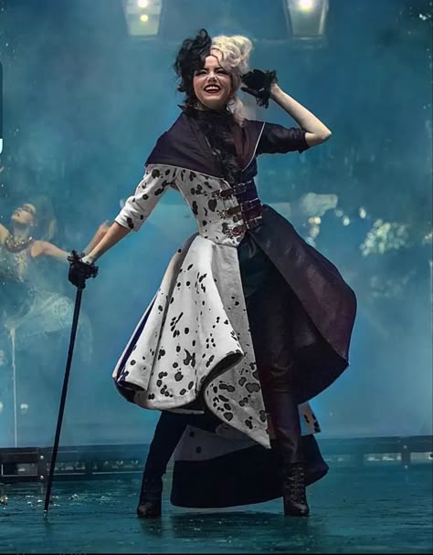 Cruella Deville Movie Outfits, Cruella Deville Emma Stone Outfits, Cruella Outfits Emma Stone, Cruelly Devil Costume, Cruella Deville Outfit, Cruella Dresses, Cruelly Devil, Cruella Costume Ideas, Cruella Deville Movie