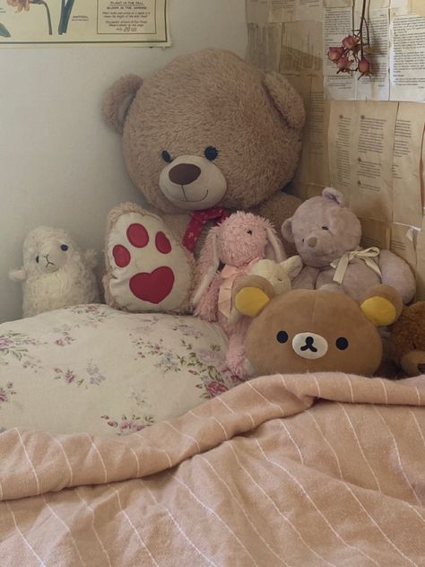 Bed Ideas With Stuffed Animals, Plushies On Bed Aesthetic, Plushies On Bed, Teddy Bear On Bed, Cute Squishmallows, Cute Bed, Bed Aesthetic, Sagittarius Girl, Big Teddy Bear