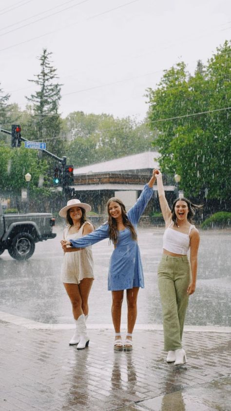 Cute Instagram Pictures Rainy Day, Instagram Picture Ideas Rainy Day, Dancing In The Rain With Friends, Aesthetic Friend Photoshoot, Rainy Day Poses Photo Ideas, Rain Photoshoot Friends, Girls Day Out Aesthetic, Dancing In The Rain Aesthetic Friends, Rainy Day Photoshoot Ideas