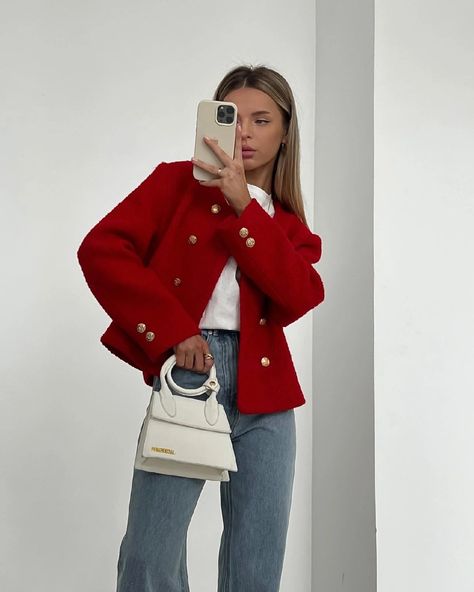 White Jacquemus Bag, Red Coat Outfit, Red Jacket Outfit, Red Blazer Outfit, 90s Fine, Tweed Jacket Outfit, Coat Outfit Casual, Giacca In Tweed, Jacquemus Bag