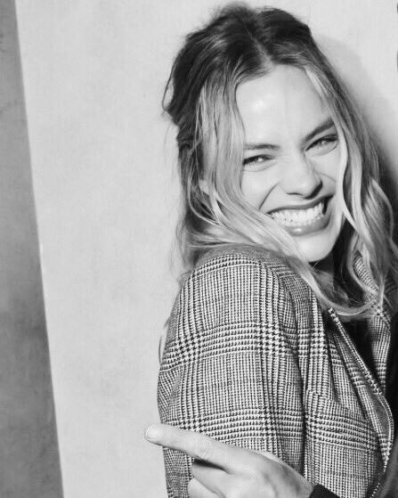 Margot Robbie Margot Robbie Photoshoot Smile, Margot Robbie Smile, Naomi Lapaglia, Icons Black And White, Margot Robbie Harley Quinn, Margot Robbie Harley, Film Producer, On The Red Carpet, Girl Crushes