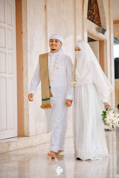 Baju Akad Nikah Muslim Syari, Wedding Dress Hijab Syar'i, Prewedding Ideas Hijab, Wedding Dress Hijab, Wedding Dresses Muslim, Muslim Wedding Gown, Prewedding Ideas, Nikah Outfit, Muslimah Photography