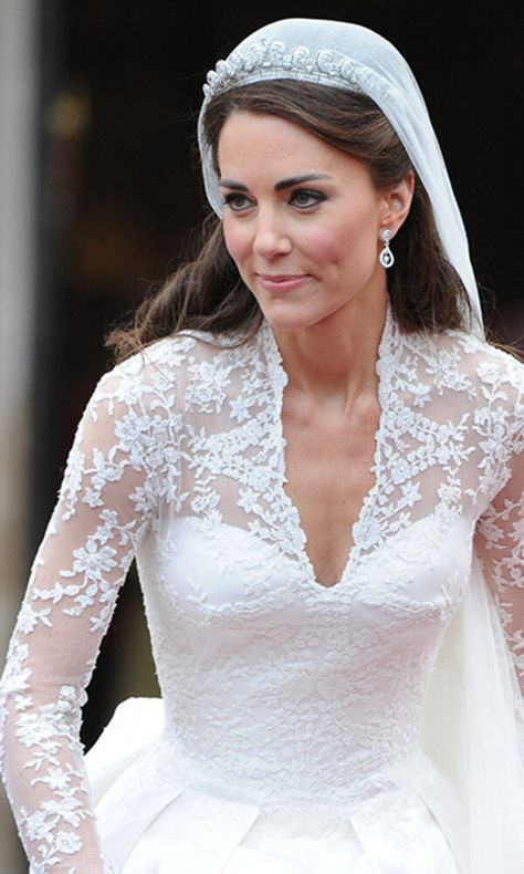 Kate Middleton's wedding dress from every angle – all the photos - Photo 3 Alexander Mcqueen Wedding Dresses, Kate Middleton Wedding Dress, Country Style Wedding Dresses, Princesa Elizabeth, Düşes Kate, Middleton Wedding, Kate Middleton Wedding, Prinz William, White Lace Wedding Dress