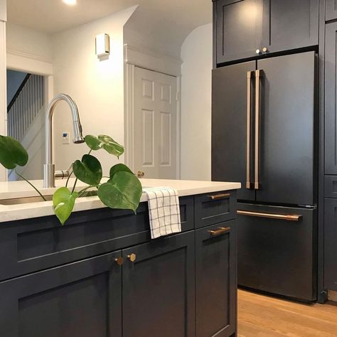 Kitchen Cabinets With Black Appliances, Dark Brown Kitchen Cabinets, Dark Brown Kitchen, Ge Cafe Appliances, Black Fridges, Black Appliances Kitchen, Brown Kitchen Cabinets, Black Appliances, Brown Kitchens