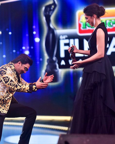 Deepika Padukone presenting the Best Actor Award to Ranveer Singh for Padmaavat at the 2019 Vimal Filmfare Awards Filmfare Award, Best Actor Award, Actor Award, Deepika Ranveer, Shreya Ghoshal, Kannada Movies, Life Vision, Life Vision Board, Bollywood Couples