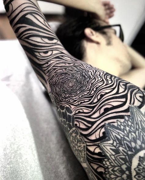 Dmt Visuals, Hannah Tattoo, Armpit Tattoo, Chest Tattoo Drawings, Trippy Tattoo, Abstract Tattoo Ideas, All Black Tattoos, Eyes Tattoo, Medieval Tattoo