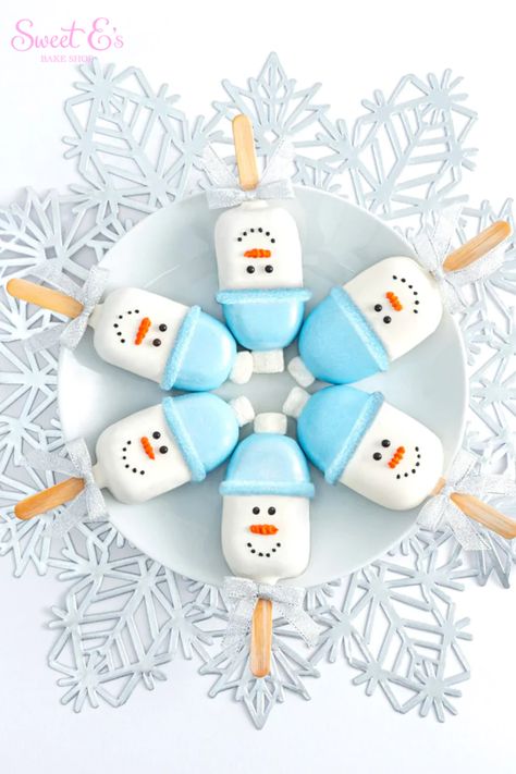 Snowman Cakesicles are just as adorable, as they are delicious! A treat for everyone - and great for gifting! Cakesicles include vanilla and chocolate cake dipped in white chocolate. These delicious desserts are then expertly hand decorated as snowmen. Everyone will love these shareable, cake-filled treats this holiday season. Perfect for gift-giving this holiday season, these whimsical treats are individually wrapped and adorned with glittery silver bows. Snowman Cakesicles, Frozen Cakesicles, Birthday Cakesicles, Christmas Cakesicles, Whimsical Treats, Vanilla And Chocolate Cake, Holiday Cake Pop, Snowman Treats, Cake Dip