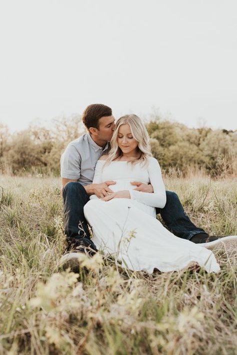 Classic Maternity Photos, Sitting Maternity Poses, Maternity Photos With Husband, Maternity Poses With Husband, Maternity Photography Winter, Couple Maternity Poses, Maternity Photography Ideas, Maternity Photography Family, Maternity Photography Poses Outdoors