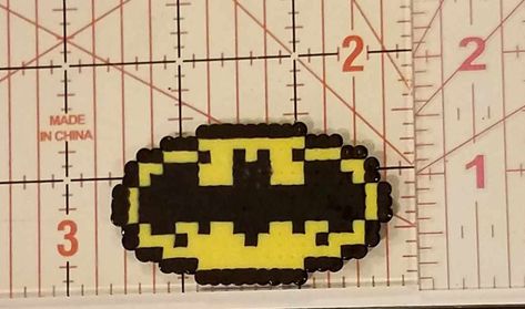 Batman logo made out of perler beads Batman Perler Bead Patterns, Dc Perler Beads, Deadpool Perler Beads, Batman Perler Beads, Perler Templates, Pyssla Ideas, Perler Creations, Pixel Beads, Kandi Ideas