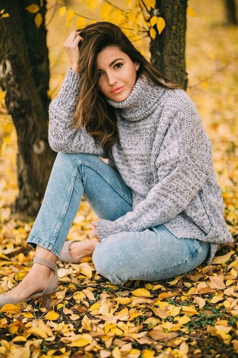 Autumn Photography Portrait, Portret Feminin, Alexandra Pereira, Outdoor Portrait Photography, Fall Portraits, Senior Portrait Poses, Senior Photo Poses, Senior Pictures Poses, Stylish Photo Pose