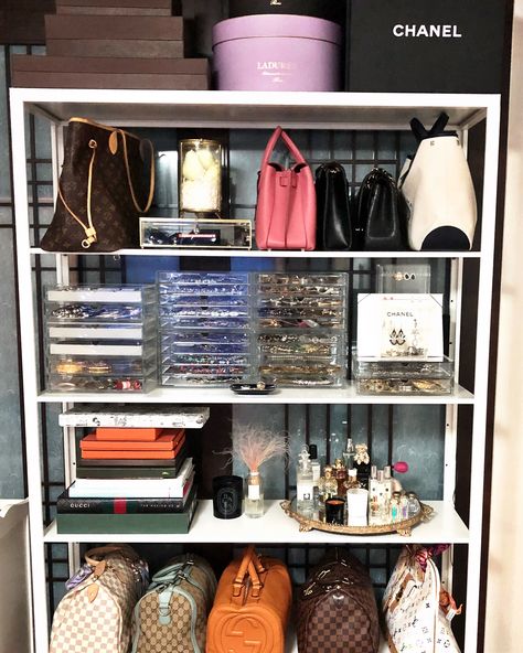 How To Store Bags And Purses In Closet, Store Purses, Bedroom Ideas For Women, Rangement Makeup, Women In Their 30s, Closet Vanity, Dressing Room Closet, Wardrobe Organisation, Handbag Storage