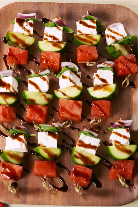 Watermelon Feta SkewersDelish Watermelon Skewers Appetizers, Watermelon Feta Skewers, Watermelon Appetizer Ideas, Watermelon Kabobs, Outdoor Party Appetizers, Watermelon Skewers, Watermelon Appetizer, Easy Summer Snacks, Summer Party Appetizers