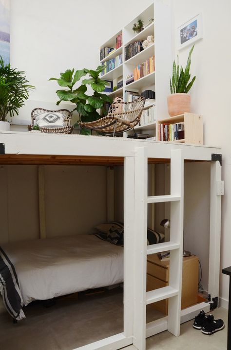 Bedroom with lofted hangout space above. Reverse Loft Bed, Loft Desk, Loft Bedroom Ideas, Ideas For Small Homes, Hangout Space, Små Rum Lidt Plads, Loft Style Apartment, Loft Bed Plans, Loft Bedroom