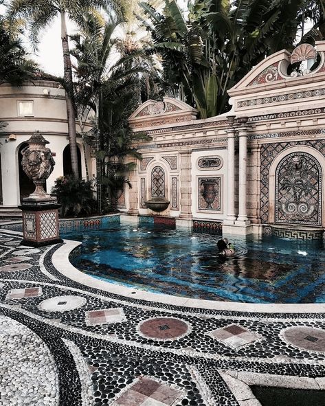 Casa Casuarina, Huge Balcony, Versace Mansion, Disney Instagram, South Beach Miami, Balcony Design, Street Fashion Photography, Landscape Illustration, Diy Style