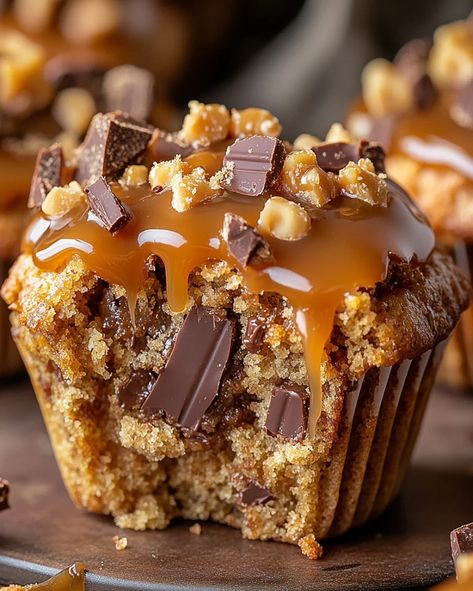 Caramel Scones Recipe, Chocolate Caramel Muffins, German Chocolate Muffins, Salted Caramel Muffins, Caramel Muffins, Chocolate Chunk Muffins, Salted Caramel Recipes, Salted Caramel Cupcakes, Muffins Easy