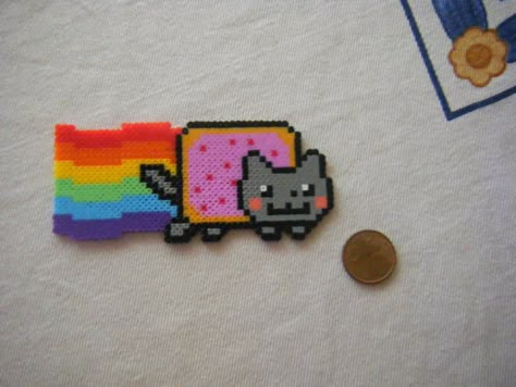 Nyan Cat perler beads. Perler Cat, Cat Perler Beads, Hama Beads Animals, Craft Diy Ideas, Beads Perler, Nyan Nyan, Hamma Beads Ideas, Easy Perler Bead Patterns, Nerd Crafts